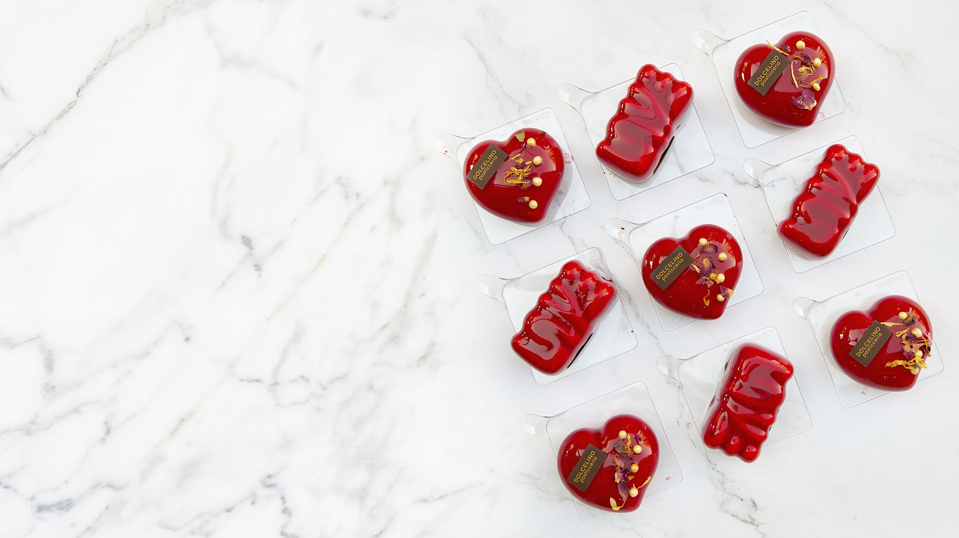 aImmergiti nell'amore con la nostra esclusiva collezione di cioccolatini di San Valentino. Ogni boccone è una dichiarazione dolce e irresistibile, avvolta in eleganti scatole che raccontano una storia d'amore.