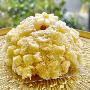 Delicato e raffinato, il dolce Mimosa è un'icona della pasticceria italiana, celebrata con gioia durante la Festa della Donna.