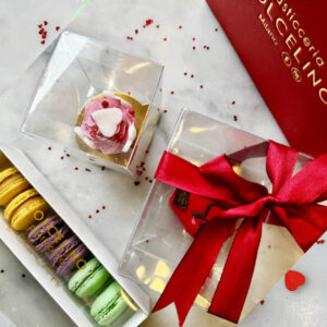 San Valentino Love Box (Cuore, Cupcake, Macaroni misti & Dedica)